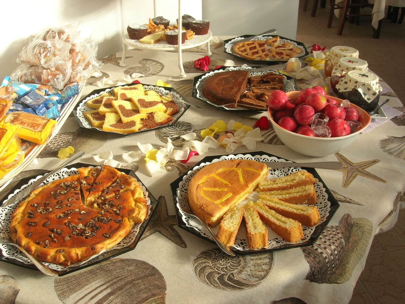 Colazione a buffet dell'Hotel del Sole San Vincenzo con prodotti tipici toscani